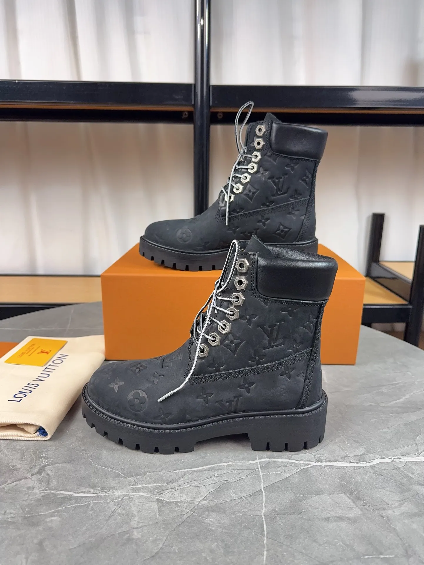 Couple model 💰700 ❤️Top version: Couple model LV x Timberland Timberland joint model Presbyopia Embossed Rhubarb boots Ankle boots Short boots LV x Timberland ankle boots are made of Monogram embossed waterproof nubuck cow leather, relying on the brand's exquisite craftsmanship to carefully reshape the classic Timberland 6-inch boot shape in Italy, and make an eye-catching appearance in 2024 created by Pharrell Williams with American workwear style Autumn and winter menswear show. Monogram embossed tongue, original Timberland laces and outsole are exquisite details, and the leather label expresses the cooperation logo. Exquisite packaging at the delivery counter🛍📦 ▪️Material: Original customized imported first-layer cowhide ▪️Inner lining: Original customized leather lining/mesh lining ▪️Outsole: Original molded anti-slip rubber material ▪️Sole thickness: 3.5CM ▪️Size: Women's 35-40 Men's 39-46